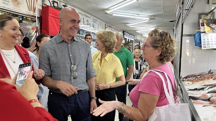 El candidato a la reelección en Sevilla se reúne con vecinos del Polígono Sur para trasladarles las propuestas de su formación.