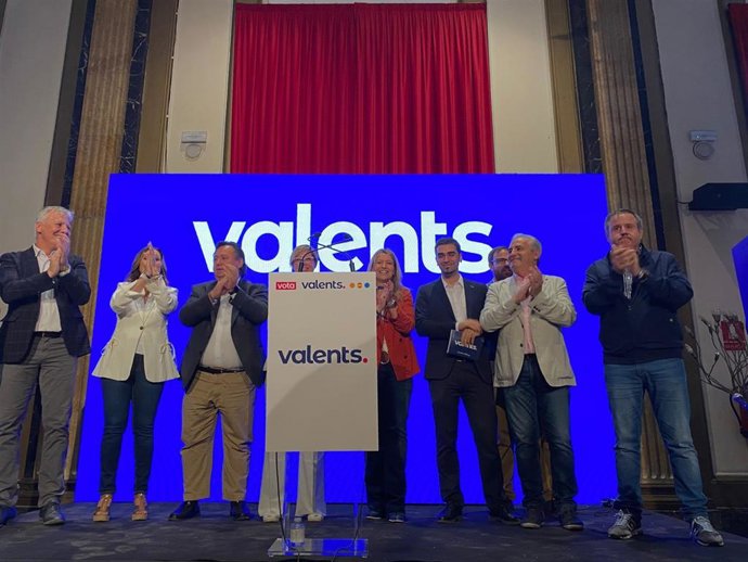 La candidata de Valents a la Alcaldía de Barcelona, Eva Parera, junto a miembros de la ejecutiva del partido en el acto central de campaña este sábado en la estación de Frana de Barcelona