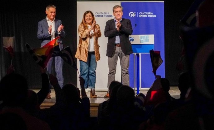 La candidata autonómica del PP, María José Sáenz de Buruaga, en un acto junto con el candidato a la Alcaldía, José Luis López Vielba, y el candidato a la reelección en Campoo de Enmedio, Pedro Manuel Martínez.