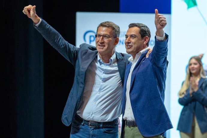 El presidente del Partido Popular, Alberto Núñez Feijóo, (i) y el presidente de la Junta de Andalucía, Juanma Moreno, (d) durante el acto electoral del Partido Popular, en el Auditorio Cartuja Center, a 20 de mayo de 2023, en Sevilla, (Andalucía, España