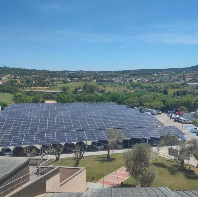 Comienza el funcionamiento en pruebas de la instalación de placas solares en el aparcamiento del Hospital de Manacor