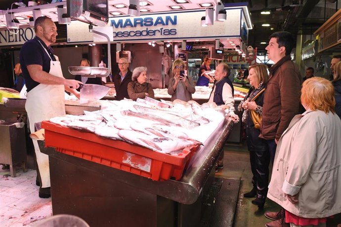 El candidato del PSOE a la Alcaldía de Santander, Daniel Fernández, visita el Mercado de la Esperanza.