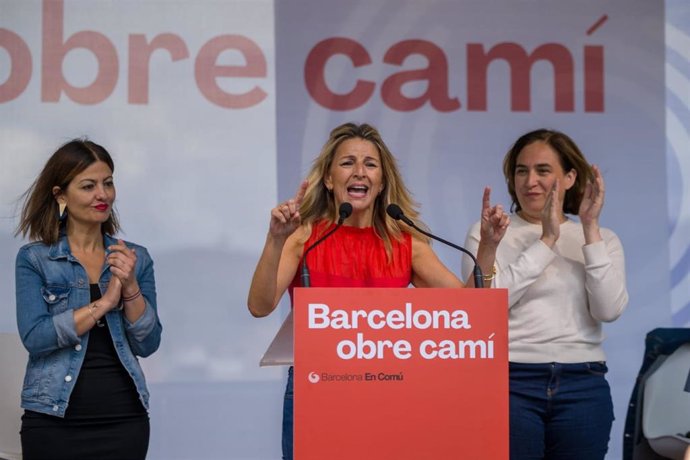 La vicepresidenta segunda, Yolanda Díaz, junto a la alcaldesa de Barcelona, Ada Colau, y la eurodiputada de IU Sira Rego en un acto de la campaña electoral a las elecciones del 28M en Barcelona.