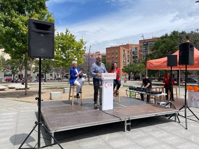 El líder de Cs en Catalunya, Carlos Carrizosa, junto a la candidata de Cs a la alcaldía de Barcelona, Anna Grau, y a la eurodiputada Eva Poptcheva en el acto principal de campaña en Barcelona.