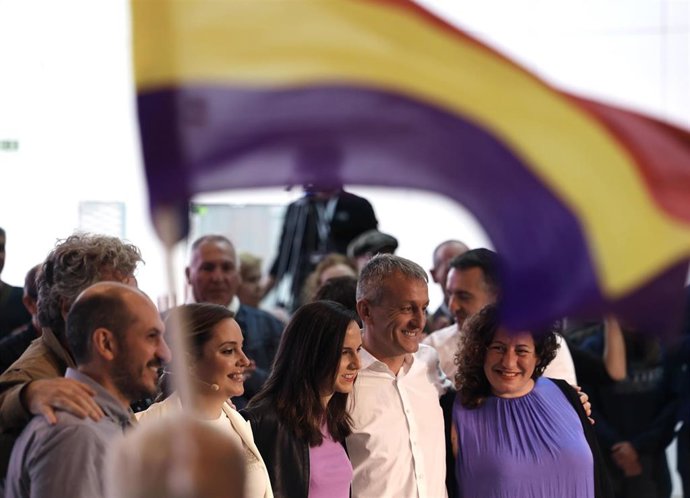 (I-D) El candidato a las Cortes de Aragón de Podemos, Diego Bayona; la candidata a la Presidencia de Aragón, Maru Díaz; la secretaria general de Podemos y ministra de Derechos Sociales y Agenda 2030, Ione Belarra; el candidato a la Alcaldía de Zaragoza;