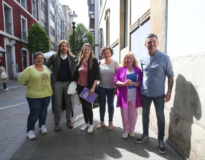 El portavoz de Unidas Podemos en las Cortes de Castilla y León, y coportavoz de Podemos, Pablo Fernández Santos, visita Gijón junto a la candidata de Podemos a la Alcaldía, Olaya Suárez, y otros candidatos locales de la formación morada.