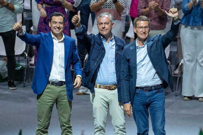 El presidente del Partido Popular, Alberto Núñez Feijóo, (d) junto al presidente del PP-A y de la Junta de Andalucía, Juanma Moreno, (i) y el candidato a la alcaldía de Sevilla, José Luis Sanz, (c) saludad durante un acto electoral del Partido Popular, 
