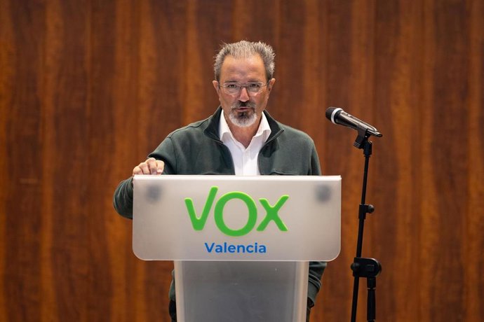 El candidato de Vox a la Presidencia de la Generalitat, Carlos Flores, interviene este sábado en un acto en Cullera (Valencia)