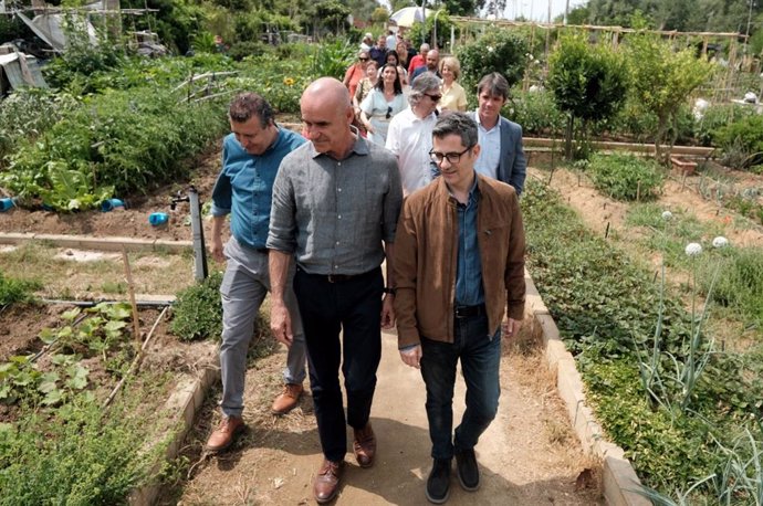 Muñoz y Bolaños, durante un encuentro con representantes de entidades y vecinales en el Parque Vega de Triana.