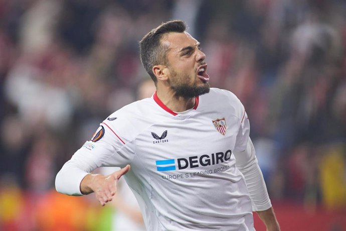 Archivo - Joan Jordan of Sevilla FC celebrates a goal during the UEFA Europa League round of 16 leg one match between Sevilla FC and Fenerbahce at Estadio Ramon Sanchez Pizjuan on March 9, 2022 in Sevilla, Spain.
