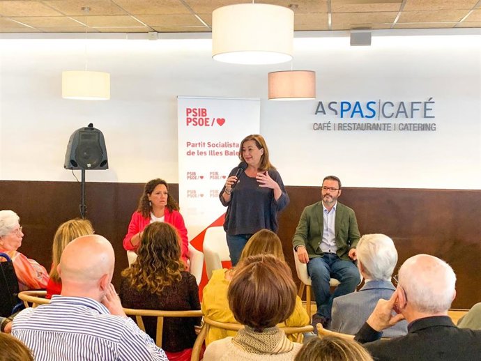 Los candidatos socialista a la reelección en el Govern, el Consell de Mallorca y el Ayuntamiento de Palma, Francina Armengol, Catalina Cladera y Jose Hila respectivamente, en un acto con entidades del Tercer Sector Social