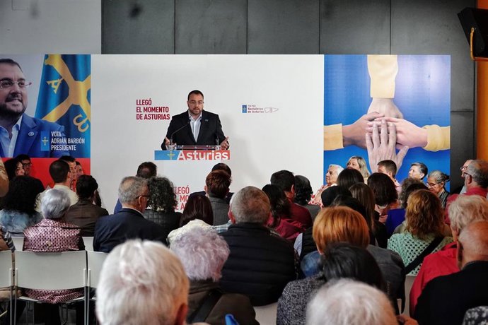 El presidente del Principado y candidato socialista a la reelección, Adrián Barbón, durante un acto politico en Pravia