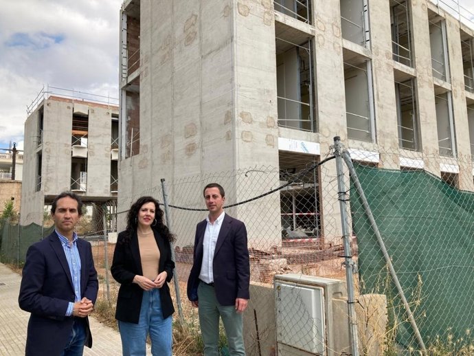 El candidato del PP a la presidencia del Consell de Mallorca, Lloren Galmés, visita junto a otros cargos del partido las obras "paradas y a medias" de una residencia de Ciudad Jardín