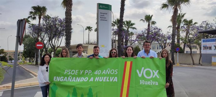 Pancarta de Vox a las puertas del Hospital Juan Ramón Jiménez