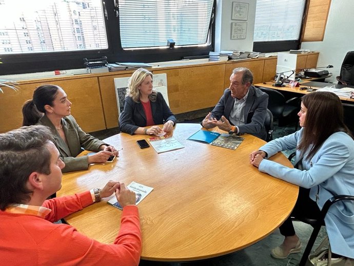 La candidata de Vox a la Alcaldía de Granada reunida con responsables del Palacio de Congresos.