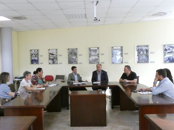 Longoria (CS) se reúne con comerciantes locales.