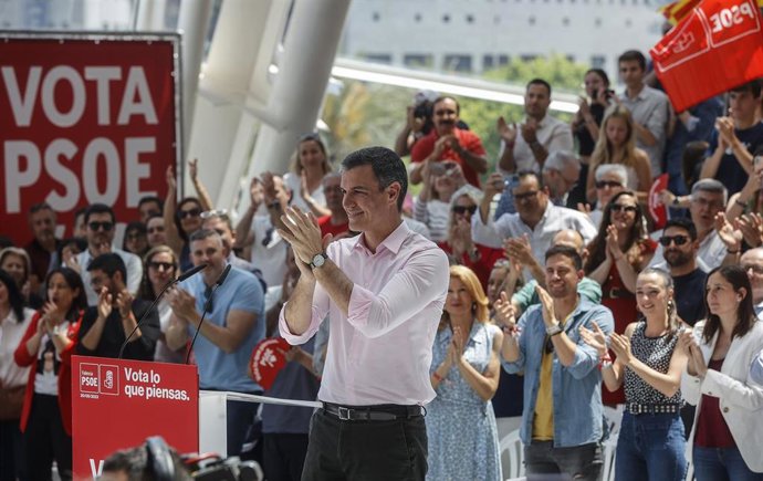 El secretario general del PSOE y presidente del Gobierno, Pedro Sánchez, interviene en un mitin del PSPV-PSOE, en la Ciudad de las Artes y las Ciencias, a 20 de mayo de 2023, en Valencia, Comunidad de Valencia (España). El acto se desarrolla durante la 