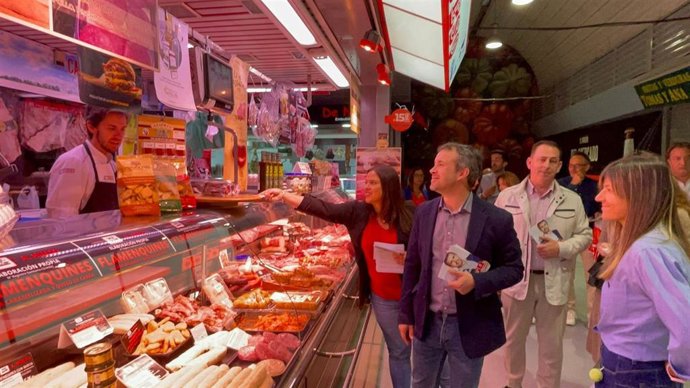 Millán haciendo campaña entre comerciantes.