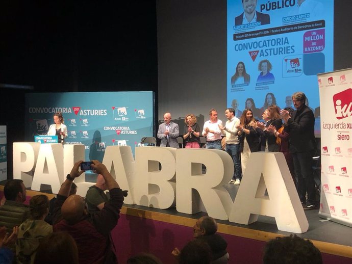 El ministro de Consumo y coordinador federal de IU, Alberto Garzón, durante su participación en Siero en un acto político junto al candidato de Convocatoria por Asturies, Ovidio Zapico, y otros miembros de la candidatura.