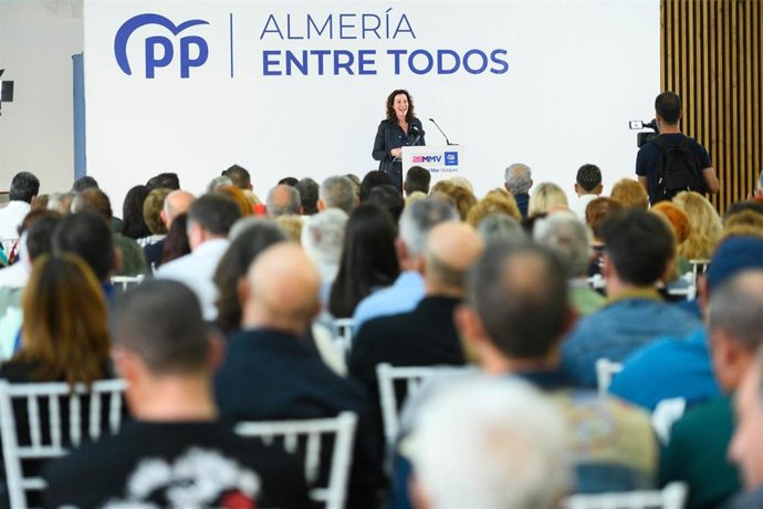 Vázquez, en un encuentro con más de 400 agricultores en la capital almeriense.