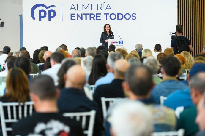 Vázquez, en un encuentro con más de 400 agricultores en la capital almeriense.