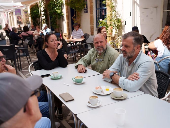 El alcalde de Conil con el candidato de IU en San Fernando.