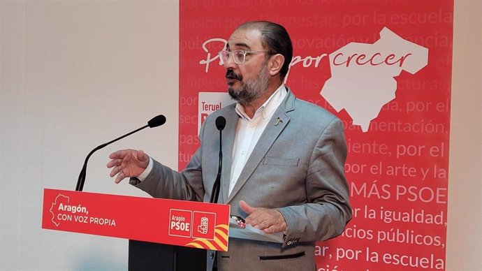 El candidato del PSOE a la Presidencia de Aragón y actual jefe del Ejecutivo autonómico, Javier Lambán, en un mitin en Utrillas.