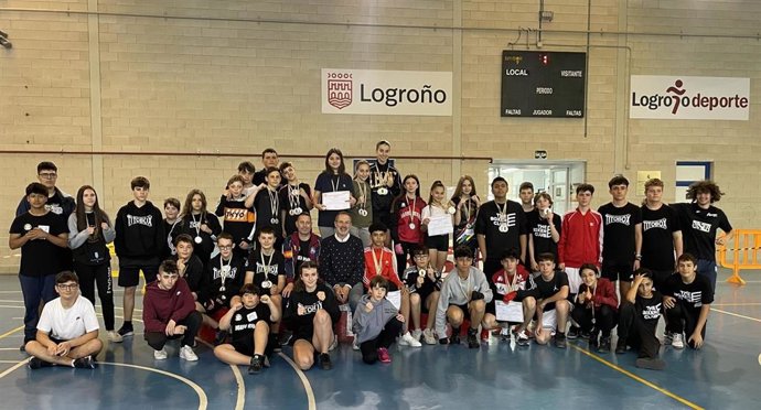Algunos de los medallistas y participantes en la jornada final de los Juegos Deportivos