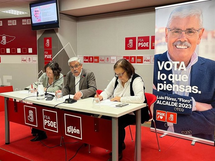 Melania Álvarez, Luis Manuel Flórez 'Floro', y Natalia González durante un encuentro de la candidatura socialista a la Alcaldía de Gijón con entidades sociales.