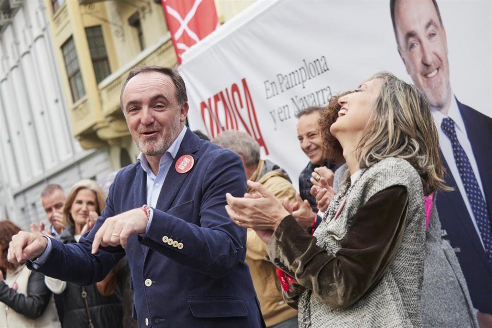 Javier Esparza y Cristina Ibarrola, candidatos de UPN a la Presidencia de Navarra y la Alcaldía de Pamplona, durante la campaña electoral de la formación regionalista.