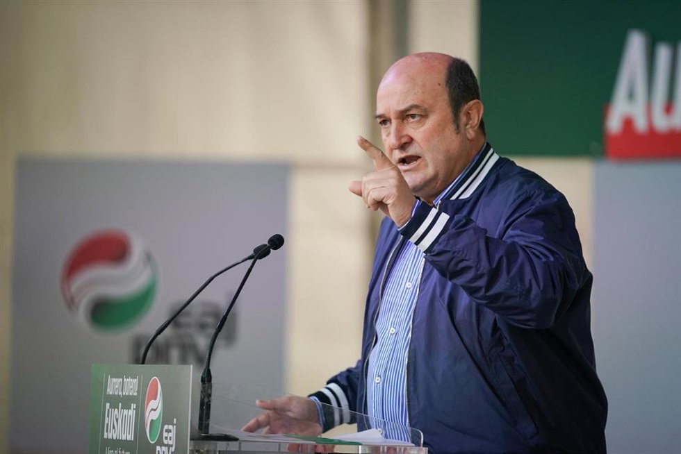 El presidente del EBB del PNV, Andoni Ortuzar, interviene en un acto electoral 