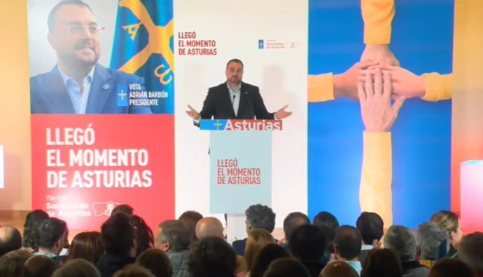 El presidente del Principado y candidato de la FSA-PSOE, Adrián Barbón, en un acto político en Cangas del Narcea
