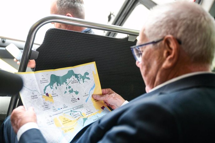 El candidato de ERC a la alcaldía de Barcelona, Ernest Maragall, mira el mapa con los grandes proyectos que propone para la ciudad.