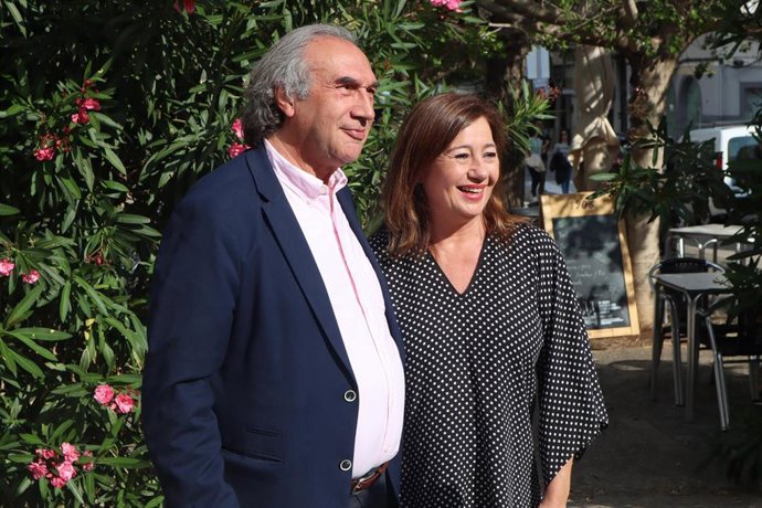 La secretaria general del PSIB-PSOE, presidenta del Govern y candidata a la reelección, Francina Armengol, y el candidato socialista a la alcaldía de Pollena, Martí March.