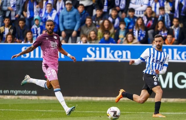 Futbolistas del Deportivo Alavés y del Málaga CF pelean por un balón.