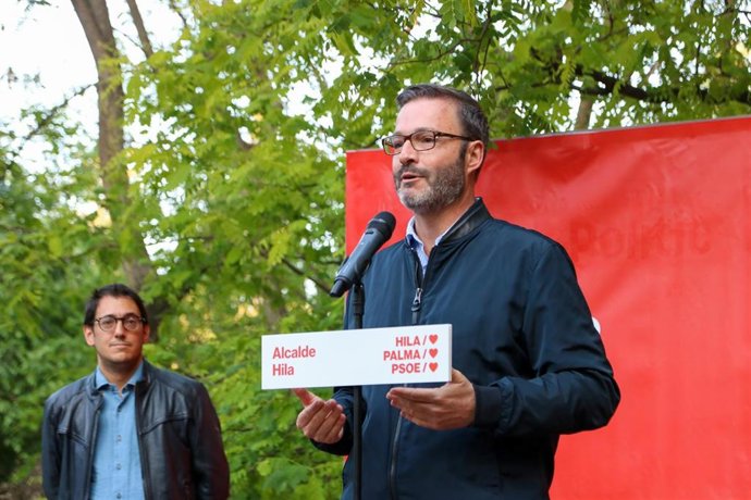 El alcalde de Palma y candidato a la reelección, Jose Hila, en un encuentro del PSOE Palma con vecinos de Son Dameto y Son Cotoner