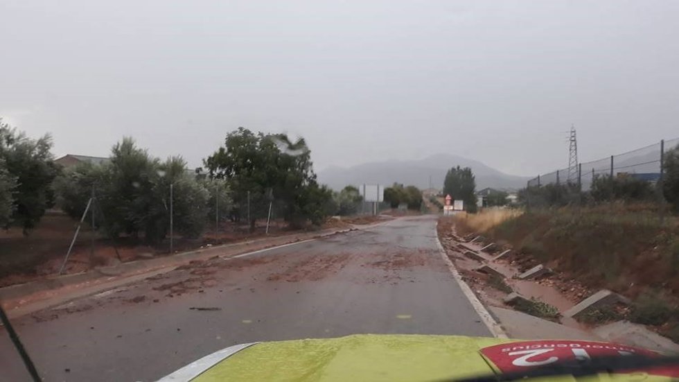 Archivo - Imagen de archivo de una carretera llena de barro por las tormentas 