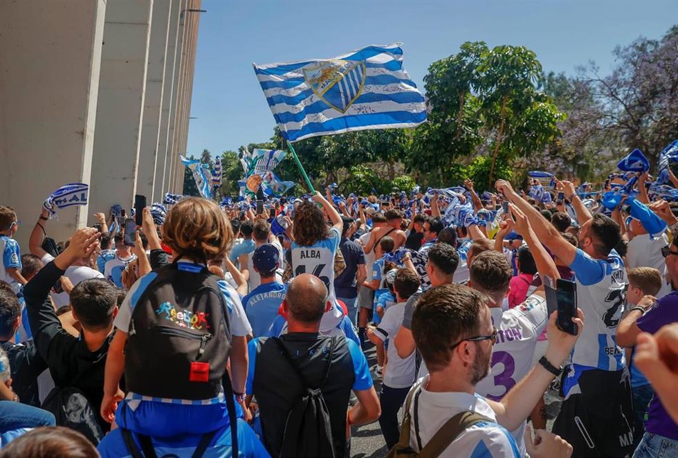 Afición del Málaga FC a las puertas de La Rosaleda