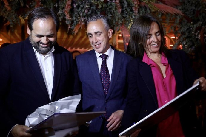 El candidato del Partido Popular a la Alcaldía de Puertollano (Ciudad Real), Miguel Ángel Ruiz, junto al candidato a la Presidencia de C-LM, Paco Núñez