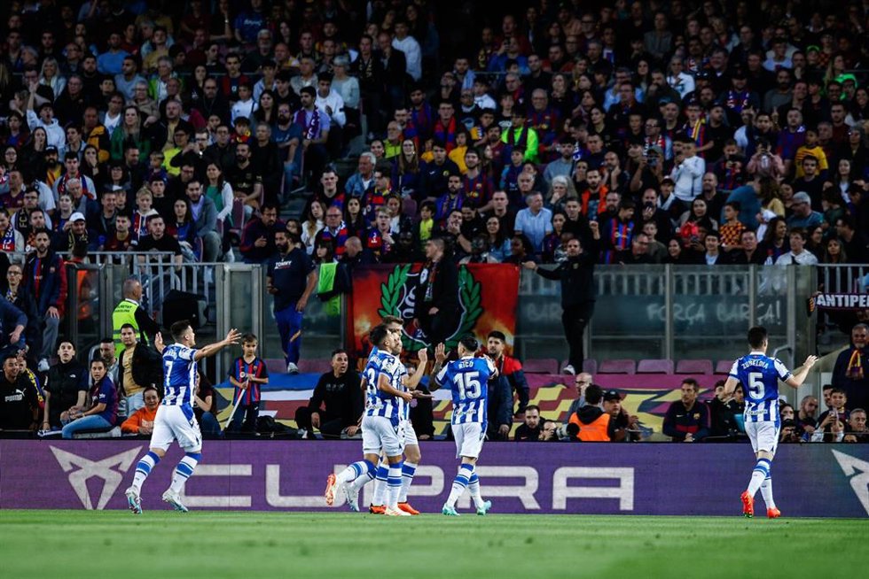 Varios futbolistas de la Real Sociedad celebran un gol en el Camp Nou.