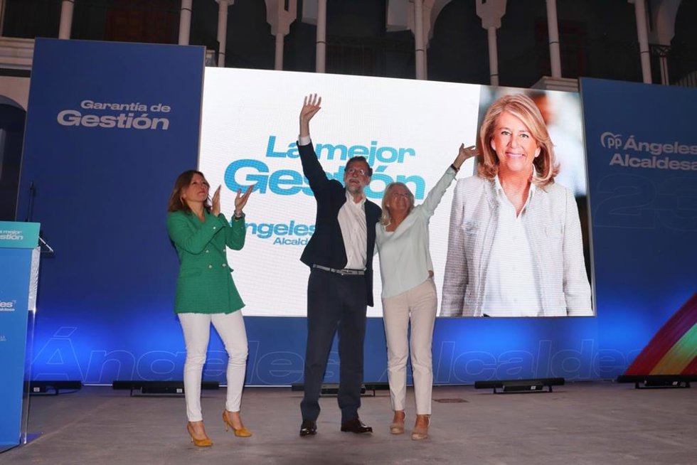 Mariano Rajoy junto a Ángeles Muñoz, en un mitin del PP de Marbella