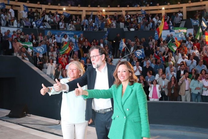 Patricia Navarro, junto a Mariano Rajoy y Ángeles Muñoz en un mitin del PP de Marbella