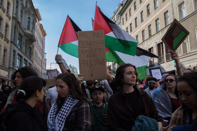 Archivo - April 23, 2022, Berlin, Germany: Demonstrations in support of Palestinians in the ongoing Israel-Palestinian Conflict have been held across the globe in recent days. Also in Berlin, a large protest was organized on April 23, 2022. Many of the pa
