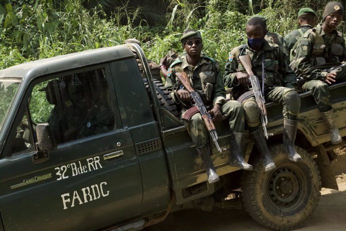 Archivo - (211212) -- , Dec. 12, 2021 (Xinhua) -- Soldiers are seen on a military vehicle during a joint military operation against armed forces in Beni territory, northeastern Democratic Republic of the Congo, Dec. 11, 2021.   The Armed Forces of the D