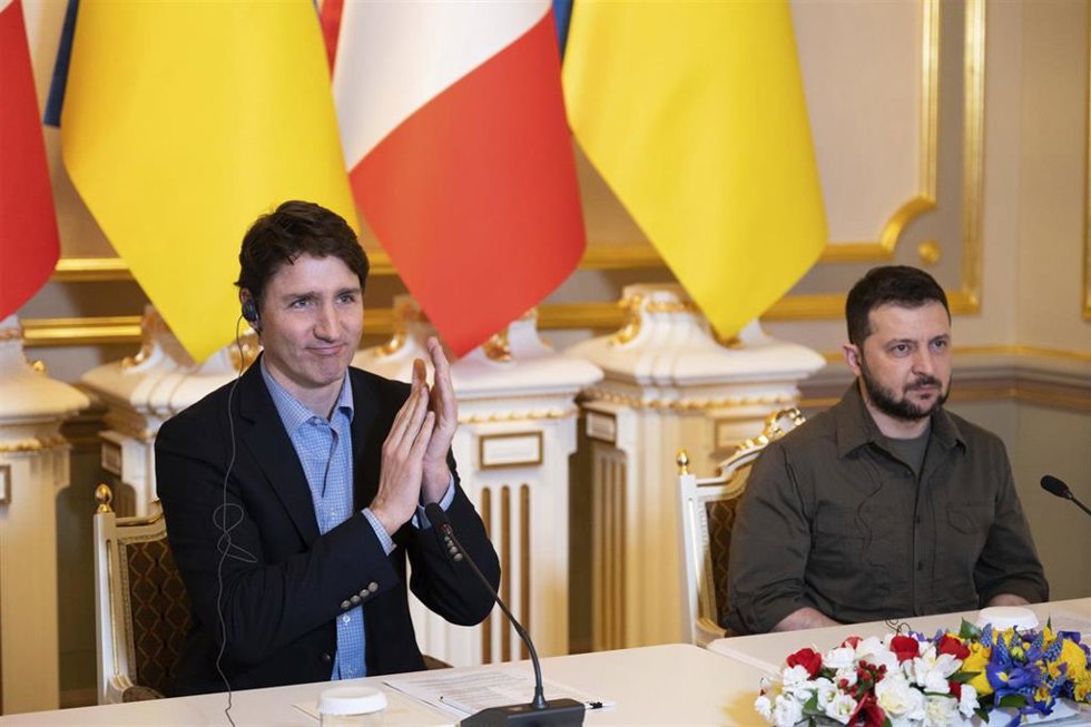Archivo - Imagen de archivo del presidente de Ucrania, Volodimir Zelenski (derecha), junto al primer ministro de Canadá, Justin Trudeau (izquierda)