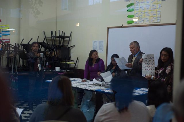 Archivo - Imagen de archivo de una mesa electoral durante las elecciones de Guatemala en 2019