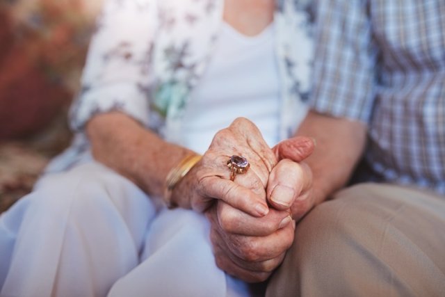 Archivo - Elderly couple holding hands