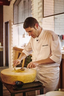 Nuevo Chef Ejecutivo, Luis Arrufat, prepara un arroz parmesano en el Wine Fandango