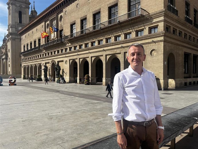 El candidato de Podemos-Alianza Verde a la Alcaldía de Zaragoza, Fernando Rivarés, delante del Ayuntamiento.