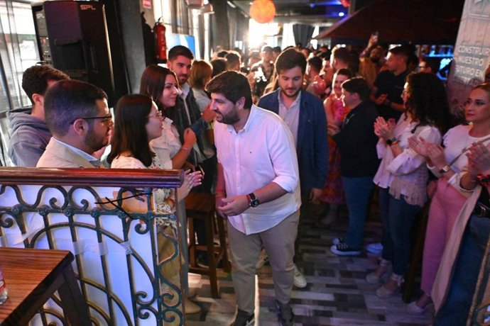 El candidato del PPRM a la presidencia de la Comunidad, Fernando López Miras, en un acto con jóvenes